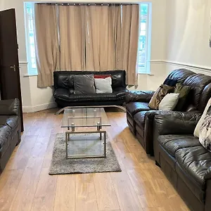 https://london-luxury-5-bedroom-house-2-min-walk-to-the-tube-station.brighton-hotels-england.com
